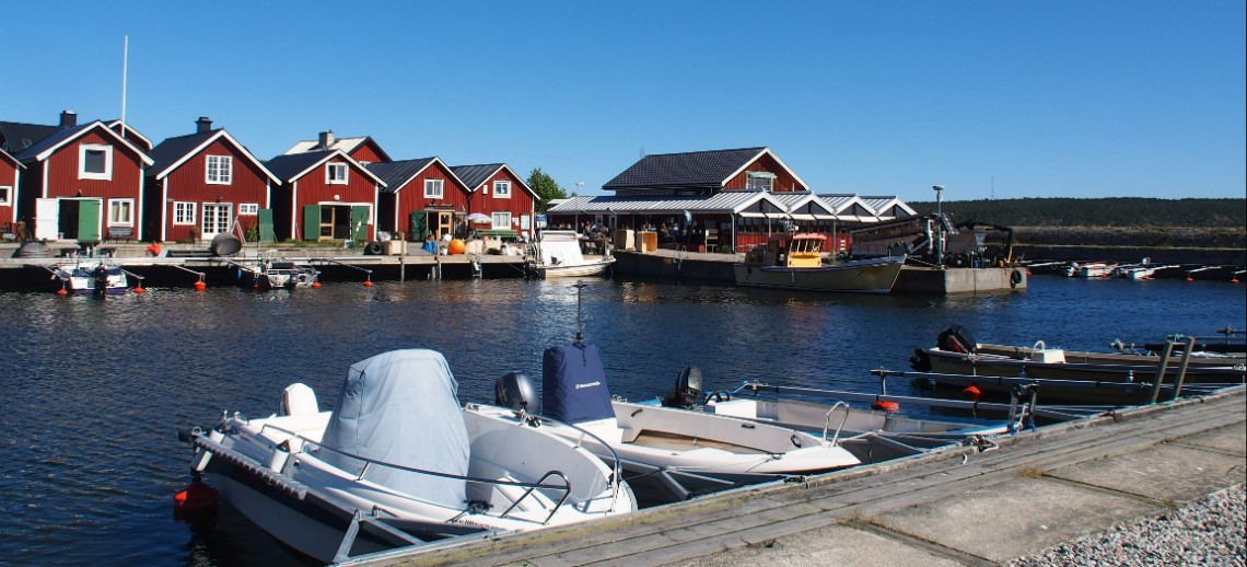 Båtar vid sjöbodar, sommarväder.