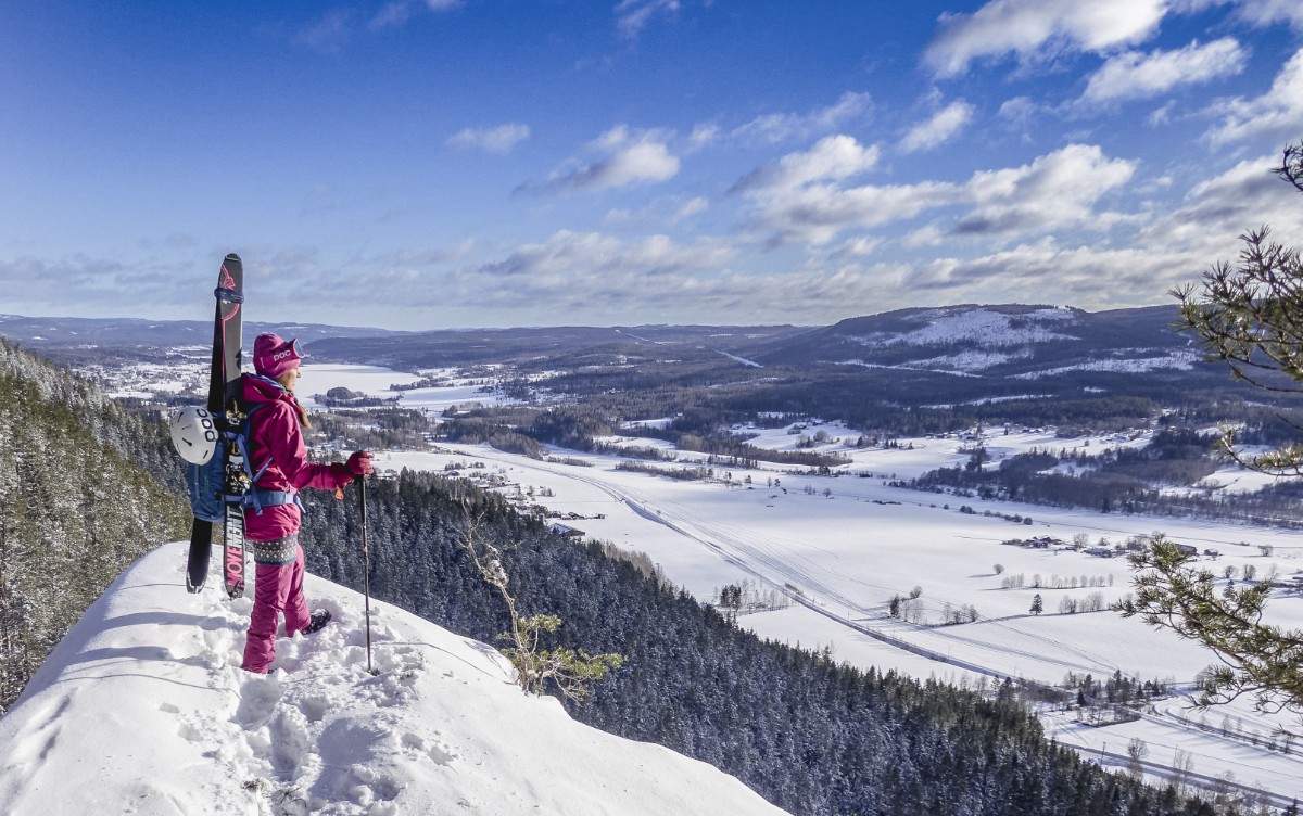 Person står på ett snöklätt berg