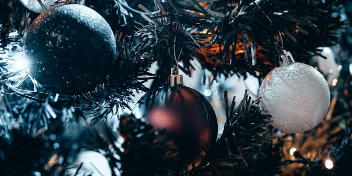 Julgranskulor i olika färger, detaljbild.